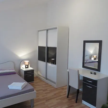 Petar * フヴァル